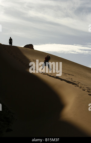 Jouant dans l'Oued Tin Tarabine dune Tassili Ahaggar Sahara Algérie Banque D'Images