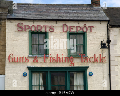 Signer sur une ancienne publicité magasin de sport articles de pêche et les armes à feu dans la région de Richmond North Yorkshire UK Banque D'Images