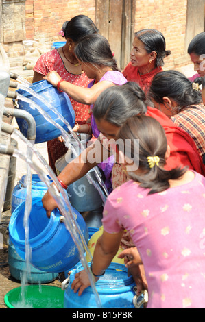 Camion-citerne à eau fournit de l'eau aux résidents de la vallée de Katmandou au Népal, Bhatapur village avril 2008. Les pénuries d'eau au Népal Banque D'Images