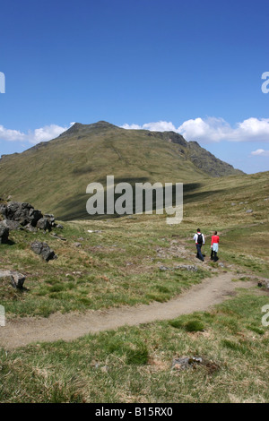 Les marcheurs dans le Arrochre Beinn Alpes Emi à l'arrière-plan Banque D'Images