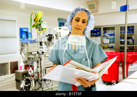 Une femme chirurgien portant des gommages corporels avis voyageurs renseignements médicaux en salle d'opération d'un hôpital à Orange CA Banque D'Images