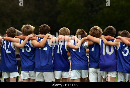 Les enfants célébrer une victoire après avoir joué un Aussie rules football match à Melbourne, Australie. Banque D'Images