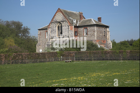 Vue arrière sur meadow Butley Priory gatehouse, Suffolk, Angleterre Banque D'Images