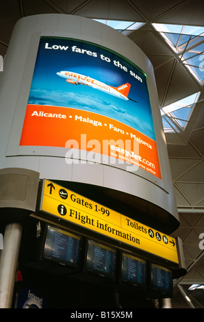 Nov 16, 2003 - Statistiques publicité dans l'aéroport de Stansted en Grande-Bretagne. Banque D'Images