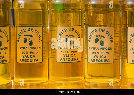 Close up de bouteilles d'huile d'olive produite localement sur l'affichage dans une petite boutique près de Arequipa, Pérou. Banque D'Images