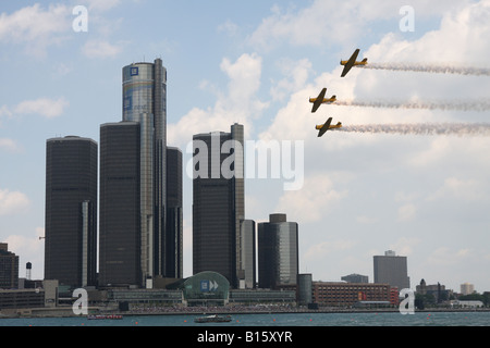 Trois avions survolant la rivière Détroit pendant la 2008 Red Bull Air Race World Series à Detroit, Michigan. Banque D'Images