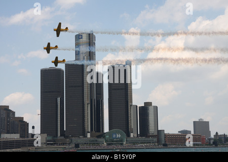 Trois avions survolant la rivière Détroit pendant la 2008 Red Bull Air Race World Series à Detroit, Michigan. Banque D'Images