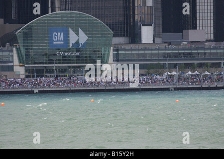 Une énorme foule rassemblée le long du Riverwalk de Detroit avant de la Renaissance Center, quartier général de General Motors, à Detroit Banque D'Images