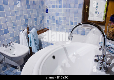 Salle de bains bleue dans un bel hôtel situé dans la campagne de Bologne Émilie-romagne en Italie Banque D'Images