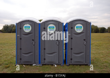 Des toilettes portables en plastique Abingdon Festival 4x4 septembre 2007 Dalton Barracks Abingdon Oxfordshire aérodrome UK Banque D'Images