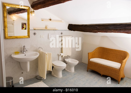 Salle de bains dans un bel hôtel situé dans la campagne de Bologne Émilie-romagne en Italie Banque D'Images