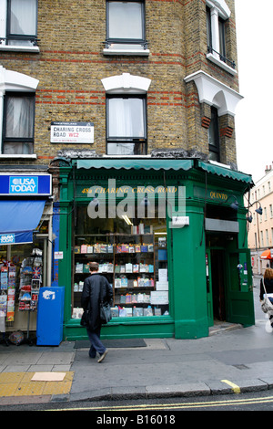 Bookshop à l'angle de la grande rue Newport et Charing Cross Road, London Banque D'Images