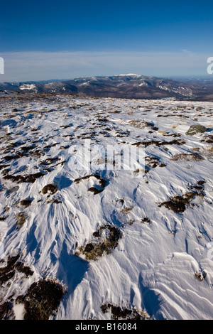 Neige érodés par les vents mène à une vue sur le mont Lafayette de la montagne de l'argile dans les Montagnes Blanches du New Hampshire. Banque D'Images