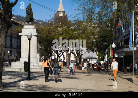 Dh Avenida Arriaga Funchal Madeira Scène de rue les gens marcher Zarcos statue city street Banque D'Images