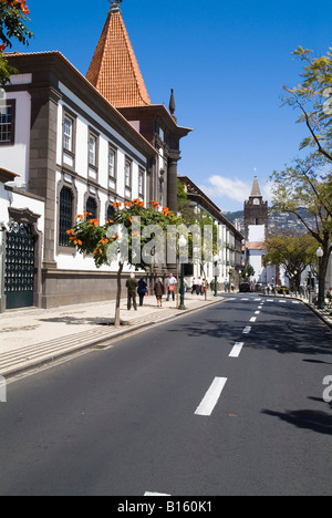 Dh Funchal Madeira Avenida Arriaga Banque du Portugal tour de l'horloge de la cathédrale se bâtiment city street Banque D'Images