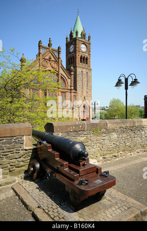 Cannon assis sur les murs de Derry avec Guildhall dans l'arrière-plan Co Londonderry Banque D'Images