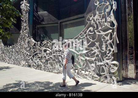 La porte en aluminium inspiré Gaudi orne la face de Ian Schrager s 40 Bond Street condo dans le quartier de Noho de New York Banque D'Images