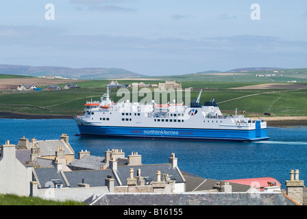 ORKNEY STROMNESS Hamnavoe dh MV MV Hamnavoe arrivant Stromness northlink roro ferry Harbour Town Banque D'Images