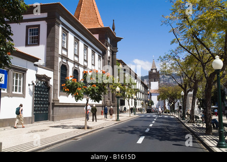 Dh Funchal Madeira Avenida Arriaga Banque du Portugal se bâtiment tour de l'horloge de la cathédrale Banque D'Images