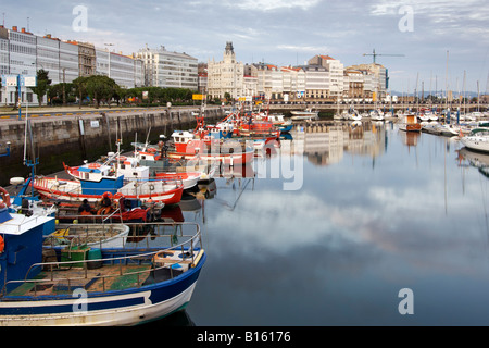 Bateaux dans le port de plaisance dans la ville de La Corogne en Espagne, la région Galice. Banque D'Images