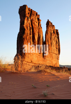 Arches National Park - Courthouse Towers et dune de sable au lever du soleil Banque D'Images