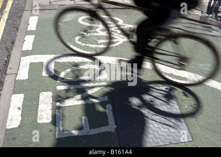 Déménagement cycliste sur piste cyclable en Kingston upon Thames, au sud-ouest de Londres, Angleterre Banque D'Images