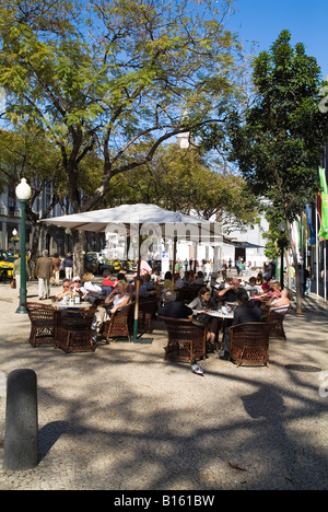 dh Avenida arriaga FUNCHAL MADÈRE touristes se détendre avec des boissons dans la rue café sièges en osier et tables ville boire restaurant portugal Banque D'Images