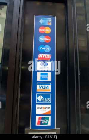 Logos pour les cartes de crédit et de débit dans le hall d'un Citibank à New York Banque D'Images