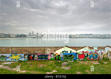 Graffiti sur un mur dans la ville de La Corogne en Espagne, la région Galice. Banque D'Images