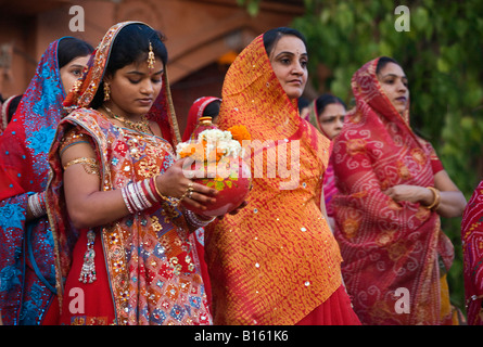 Les femmes du Rajasthan un pot en argile à travers la ville dans le cadre du festival à JOHDPUR GANGUR RAJASTHAN INDE Banque D'Images