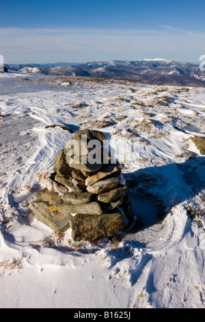 Neige érodés par les vents mène à une vue sur le mont Lafayette de la montagne de l'argile dans les Montagnes Blanches du New Hampshire. Banque D'Images