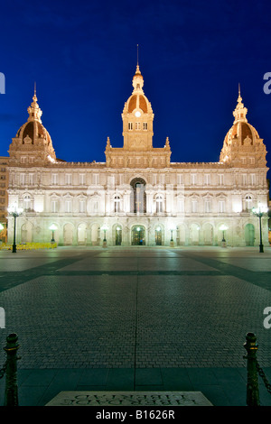 Le Palacio Municipal et la place de Maria Pita dans la ville de La Corogne en Espagne, la région Galice. Banque D'Images