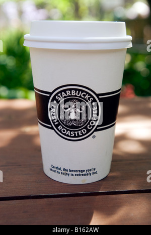 Starbucks Coffee cup montrant nouveau logo Banque D'Images