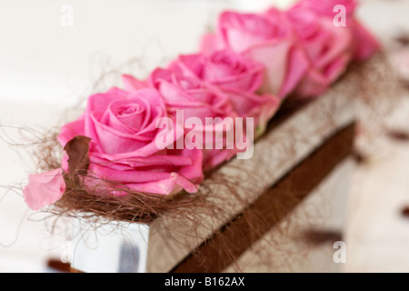 Table de mariage rose vif, fleurs dans un vase en métal argenté Banque D'Images