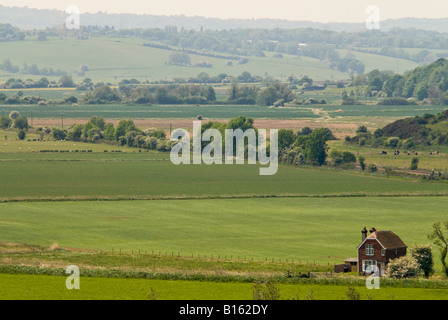 Vue aérienne horizontale sur la campagne verdoyante et les collines du Sussex de l'Est sur une journée ensoleillée. Banque D'Images