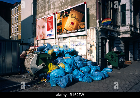 27 févr. 2006 - Ramasseurs en grève. Pile de sacs poubelle à Reeperbahn/ Detlev-Bremer-Strasse à Sankt Pauli. Banque D'Images