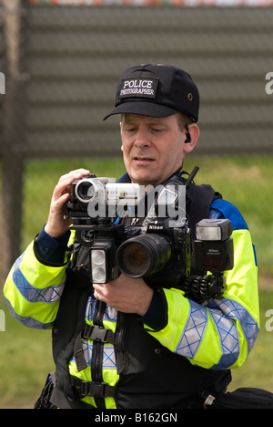 Photographe de police en service à l'aéroport Heathrow de Londres au cours de protester contre la 3ème piste 31 Mai 2008 Banque D'Images