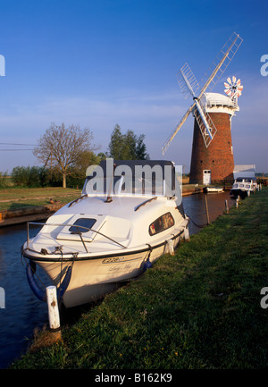 Avis de Horsey Bazin, Norfolk, UK, avec voile au premier plan Banque D'Images