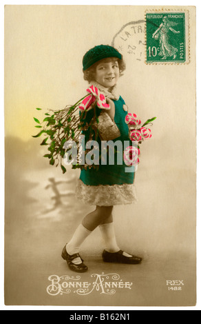 Cuisine française 'Bonne Année' (Bonne Année) l'accueil Carte postale représentant young girl holding Mistletoe - 1924. Banque D'Images