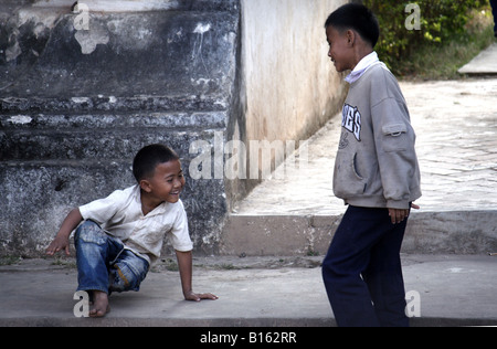 Laos Enfants attendant sur les marches Banque D'Images