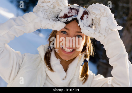 L'Autriche, Altenmarkt, jeune femme portant des lunettes de ski, portrait Banque D'Images