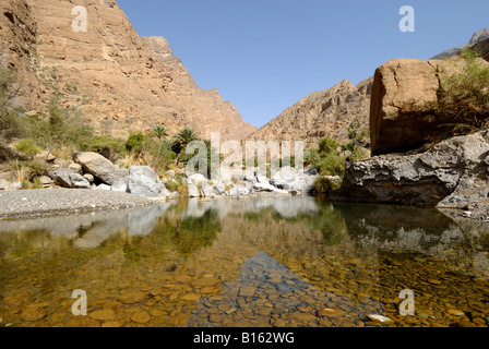 Jusqu'à l'al Wadi Muaydin dans la région de Jabal al Akhdar massif des monts Hajar du Sultanat d'Oman Banque D'Images