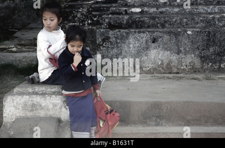 Laos Enfants attendant sur les marches Banque D'Images