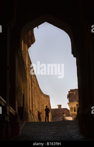 Le LAHAPOL OU PORTE PORTE DE FER DE MEHERANGARH FORT à JODHPUR RAJASTHAN INDE Banque D'Images