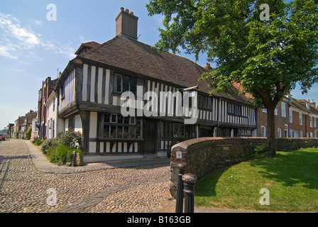 Grand angle horizontal de la belle Tudor cottages en place de l'église de vieille seigle sur une journée ensoleillée. Banque D'Images