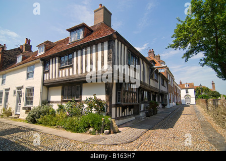 Grand angle horizontal de la belle Tudor cottages en place de l'église de vieille seigle sur une journée ensoleillée. Banque D'Images