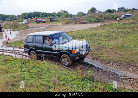 Propriétaire d'essayer son Range Rover Abingdon Road off Festival 4x4 septembre 2007 Dalton Barracks Abingdon Oxfordshire aérodrome UK Banque D'Images