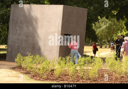 Berlin Allemagne Le Monument aux victimes des Nazis gay dans le parc Tiergarten dévoilé Mai 2008 dispose d'un écran vidéo Banque D'Images