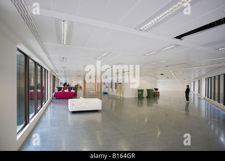 Sofas s'asseoir au milieu de la chambre dans un nouveau bâtiment de bureaux, avant d'être aménagé. Banque D'Images