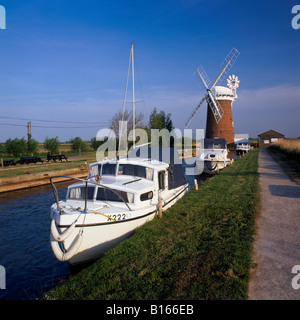 Avis de Horsey Bazin, Norfolk, UK, avec des bateaux au premier plan Banque D'Images